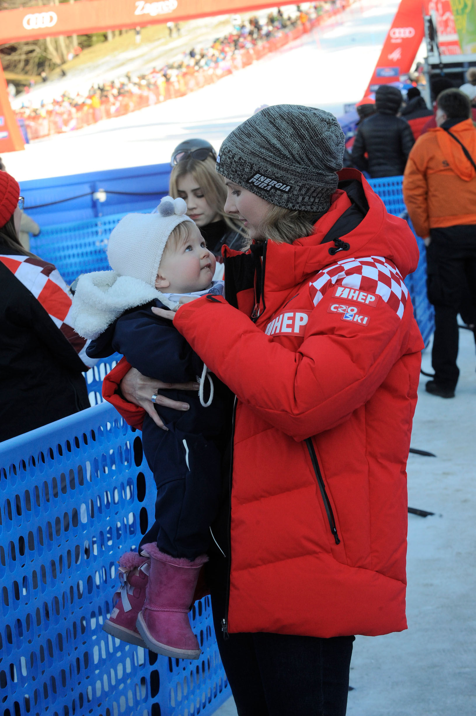 njezna kraljica - Snow Queen Trophy, slalom muskarci / Sljeme 05.01.20120. / foto: Davor Matota / Ana Jelusic i kcer Nina